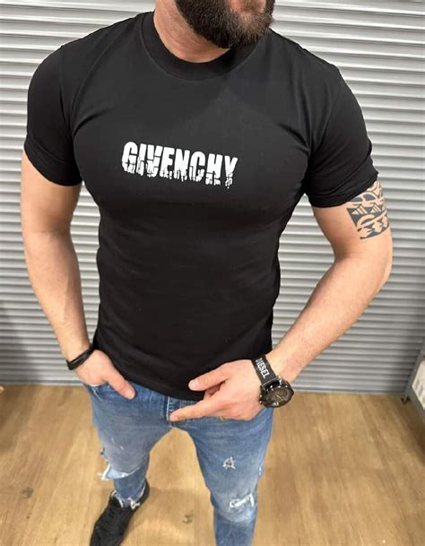 Kupuj koszulki Givenchy online na Showroom.